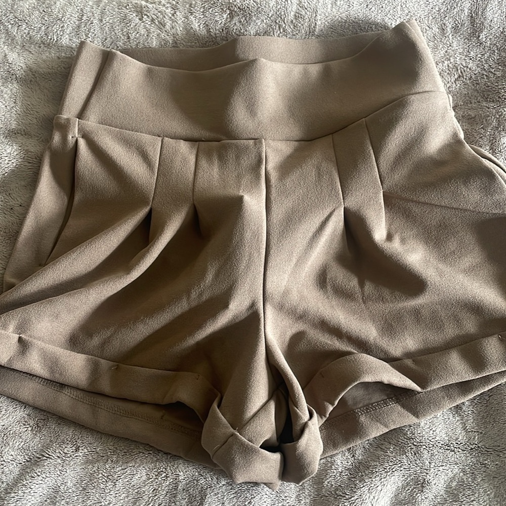 🩷 3/$18 NWT Fashion nova Sasha shorts taupe Women's Tan High-Waisted Shorts